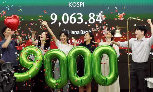 18일 서울 중구 하나은행 본점 딜링룸에서 직원들이 코스피 9000 돌파 축하 세레머니를 하고 있다. 이날 코스피는 199.60p(2.25%) 오른 9,063.84로 마감했다. 2026.6.18 연합뉴스