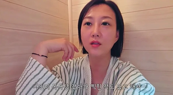 가수 장윤정이 집 안에 마련한 1인용 개인 사우나를 공개했다. 유튜브 채널 ‘장공장장윤정’