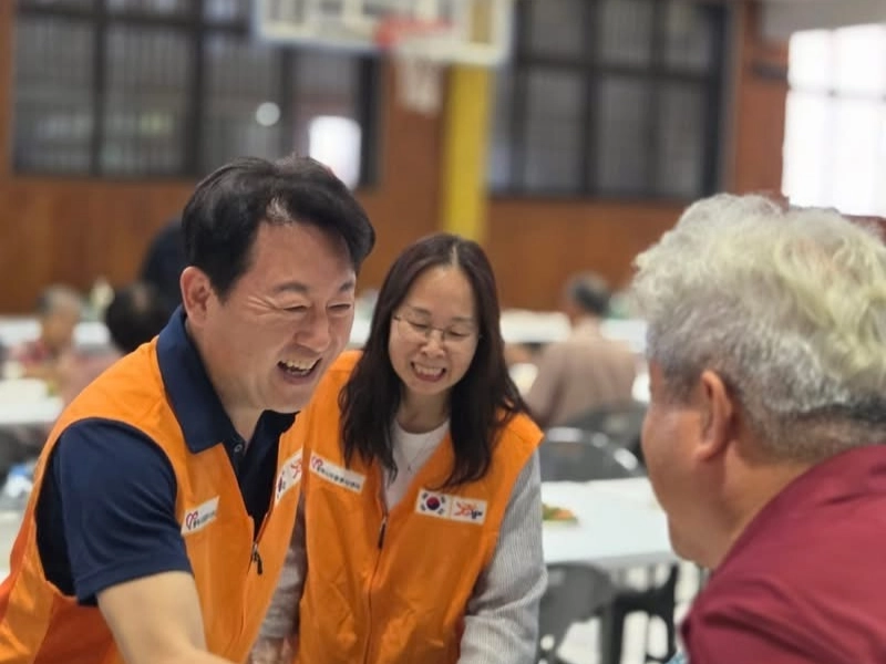 6·3 국회의원 재보궐 선거에서 경기 평택을에 출마해 낙선한 김용남 전 의원이 선거 이후 평택의 지역 행사를 찾아 시민과 악수하고 있다. 페이스북 캡처