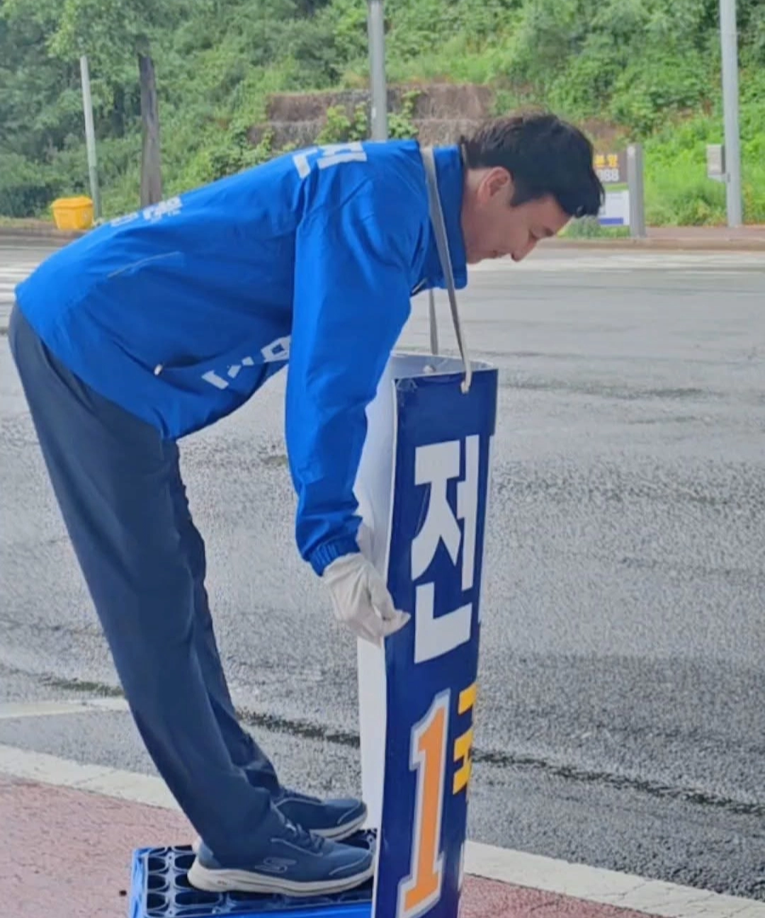 6·3 국회의원 재보궐 선거에서 울산 남구갑에 출마했다가 낙선한 전태진 변호사가 허리를 숙여 인사를 하고 있다. 페이스북 캡처