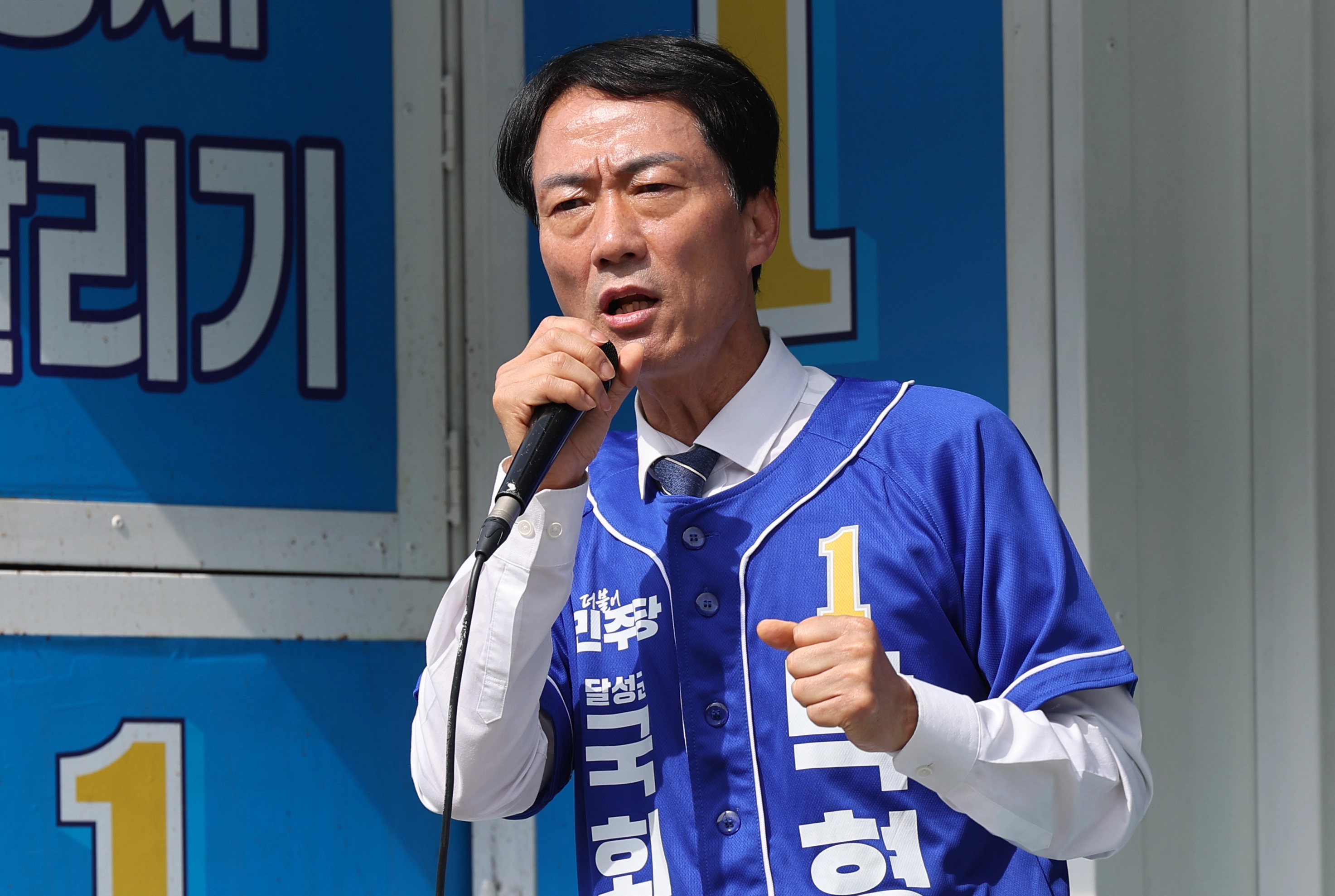 6·3 국회의원 재보궐 선거에 출마했던 박형룡 전 더불어민주당 대구 달성군 후보가 지난달 24일 대구 달성군 가창 찐빵 골목에서 유세하고 있다. 2026.5.24 대구 연합뉴스