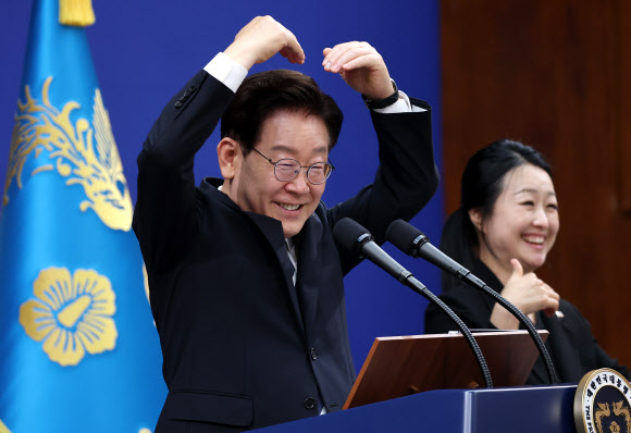 외국인들 한국 사랑에 하트 인사로 화답