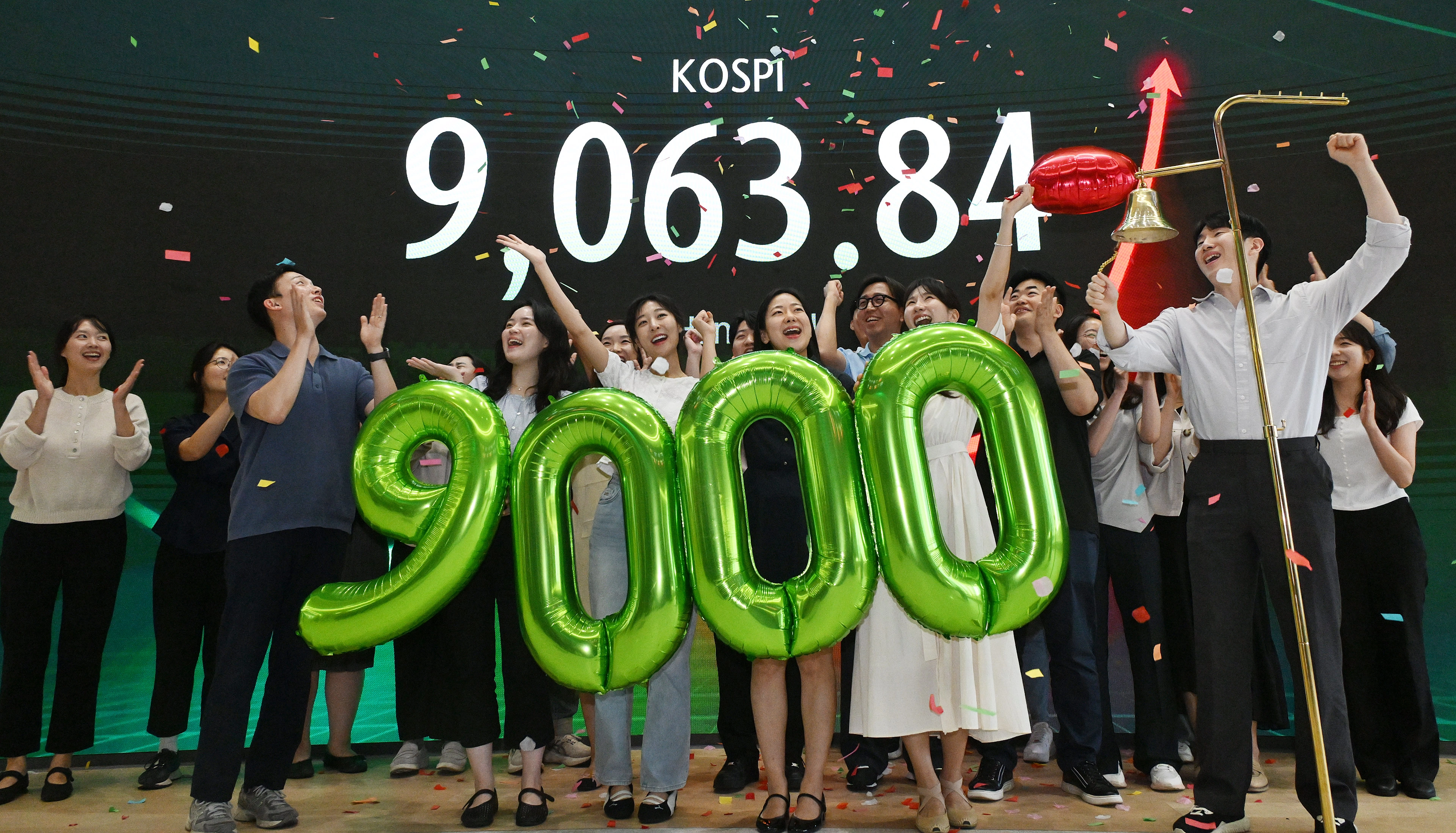 코스피 9,000 기념 타종 세리머니18일 서울 중구 하나은행 본점 딜링룸에서 직원들이 코스피 9,000 기념 타종 세리머니를 하고 있다. 이날 코스피는 199.60p(2.25%) 오른 9,063.84로 마감했다. 2026.6.18 공동취재