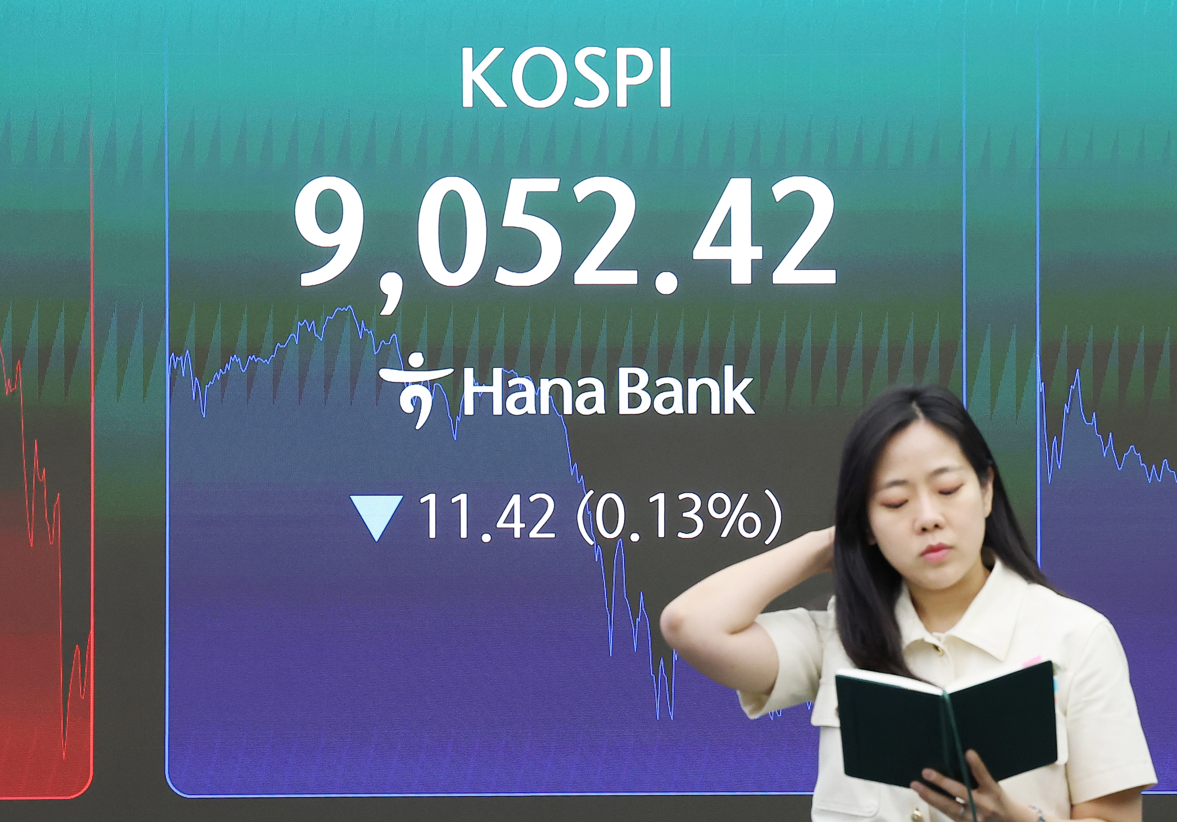하락 마감한 코스피19일 서울 중구 하나은행 본점 딜링룸 전광판에 코스피가 표시돼 있다. 이날 코스피는 전장보다 11.42포인트(0.13%) 내린 9052.42로 마감했다. 2026.6.19 연합뉴스