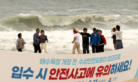 동해중부전해상에 풍랑경보가 내려진 21일 강원 강릉시 경포해변에 강한 너울이 일고 있다.     기상청은 동해중부앞바다에 바람이 20∼45km/h로 강하게 불고, 물결이 3.5m(최대파고 6.0m) 안팎으로 매우 높게 일면서 파주기 10초 안팎의 강한 너울이 유입되고 있다며 해상안전에 유의해 달라고 당부했다. 2026.6.21  연합뉴스