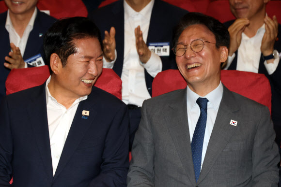 더불어민주당 정청래 대표와 김민석 국무총리가 21일 국회 의원회관에서 열린 6·3 지방선거 단체장 당선자 워크숍에서 대화하고 있다. 2026.6.21  연합뉴스