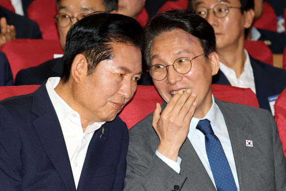 더불어민주당 정청래 대표와 김민석 국무총리가 21일 국회 의원회관에서 열린 6·3 지방선거 단체장 당선자 워크숍에서 대화하고 있다. 2026.6.21  연합뉴스