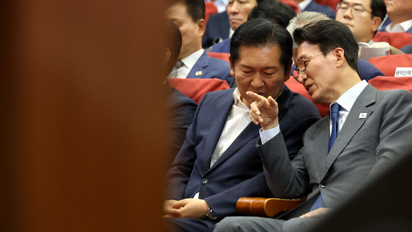 더불어민주당 정청래 대표와 김민석 국무총리가 21일 국회 의원회관에서 열린 6·3 지방선거 단체장 당선자 워크숍에서 대화하고 있다. 2026.6.21  연합뉴스