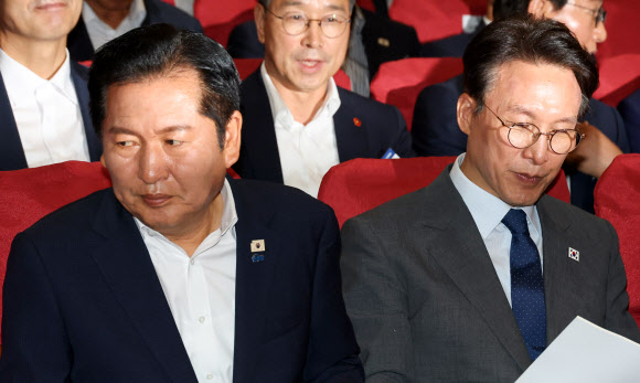 더불어민주당 정청래 대표와 김민석 국무총리가 21일 국회 의원회관에서 열린 6·3 지방선거 단체장 당선자 워크숍에 참석해 있다. 2026.6.21  연합뉴스