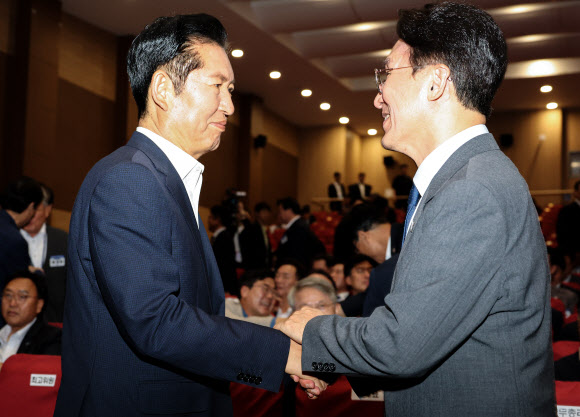더불어민주당 정청래 대표와 김민석 국무총리가 21일 국회 의원회관에서 열린 6·3 지방선거 단체장 당선자 워크숍을 마친 뒤 악수하고 있다. 2026.6.21  연합뉴스