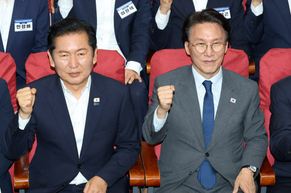 더불어민주당 정청래 대표와 김민석 국무총리가 21일 국회 의원회관에서 열린 6·3 지방선거 단체장 당선자 워크숍에서 기념촬영을 하고 있다. 2026.6.21  연합뉴스