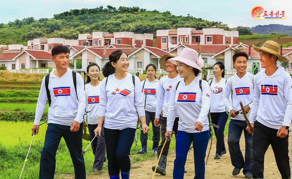 북한 노동당 기관지 노동신문은 22일 “매일, 매 순간 국기 앞에 떳떳하기 위해 근로의 땀과 노력, 창조적 지혜와 열정을 배가해 나가는 것이 오늘날 우리 인민 특유의 투쟁 기풍으로 되고 있다”라고 선전했다.  평양 노동신문 뉴스1