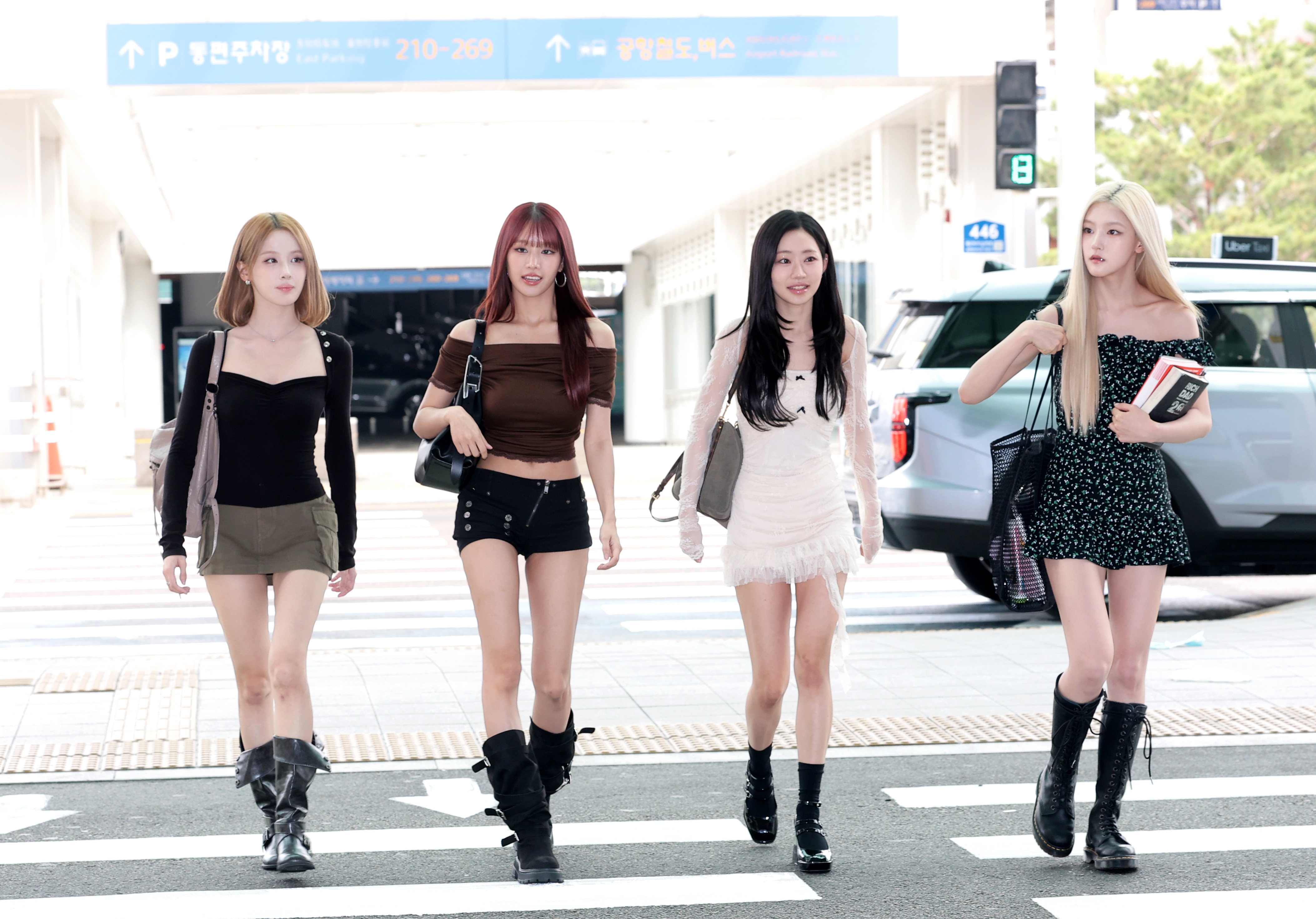 키스오브라이프 벨(왼쪽부터)과 나띠, 쥴리, 하늘이 22일 오후 해외 일정 참석을 위해 인천국제공항을 통해 중국 상하이로 출국하고 있다. 2026.6.22. 뉴스1