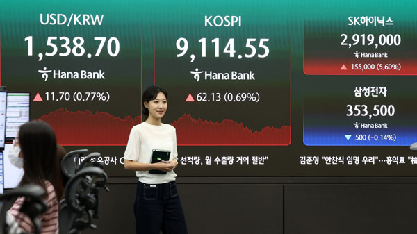 SK하이닉스가 삼성전자를 제치고 코스피 시가총액 1위로 장을 마친 22일 오후 서울 중구 하나은행 딜링룸에 SK하이닉스 및 삼성전자 시세가 표시되어 있다. 이날 코스피는 전 거래일 대비 62.13포인트(0.69%) 오른 9114.55로 마감했다. SK하이닉스는 전 거래일 대비 15만5000원(5.60%) 오른 291만9000원에 정규장을 마치며 삼성전자를 제치고 보통주 기준 코스피 시총 1위로 장을 마쳤다. 2026.6.22 뉴스1