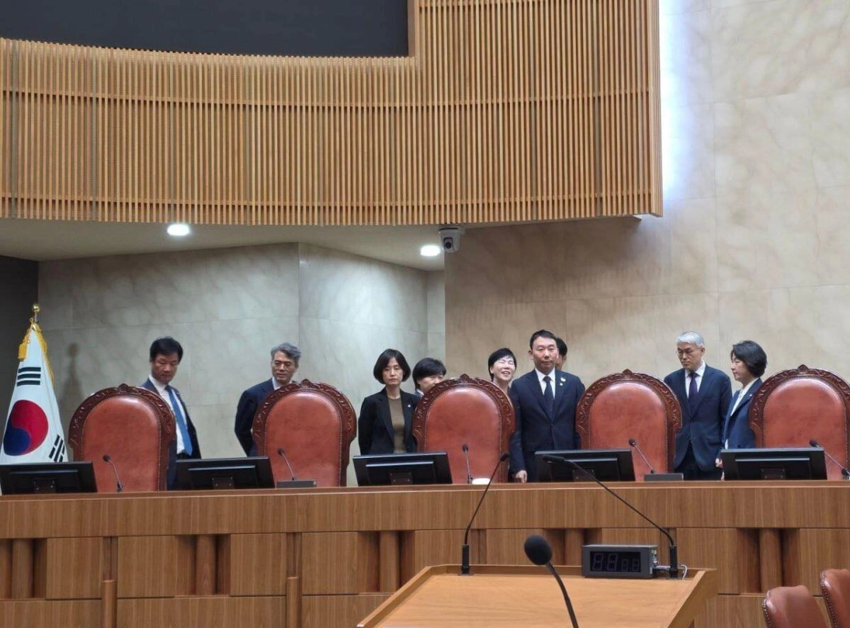 추미애 법사위원장(맨 오른쪽)을 비롯한 법사위 소속 여당 국회의원들이 지난해 10월 대법원 현장 검증 과정에서 대법원 대법정 법대를 살펴보고 있다. 국민의힘 제공