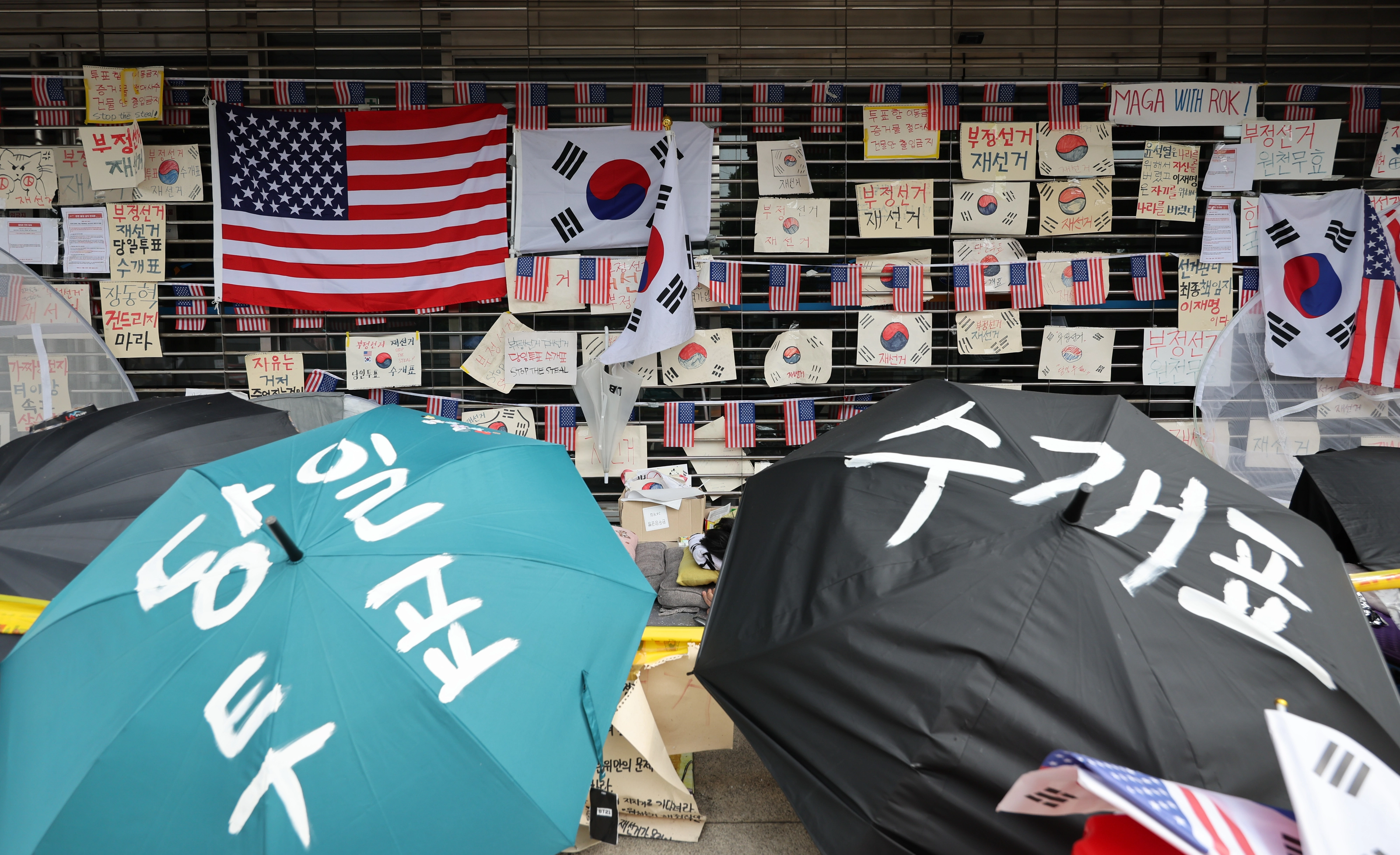 투표용지 부족 사태에 항의하는 개표소 봉쇄 시위가 18일째 이어지고 있는 22일 오전 서울 송파구 올림픽공원 핸드볼경기장 개표소 출입구가 막혀 있다. 2026.06.22 뉴시스