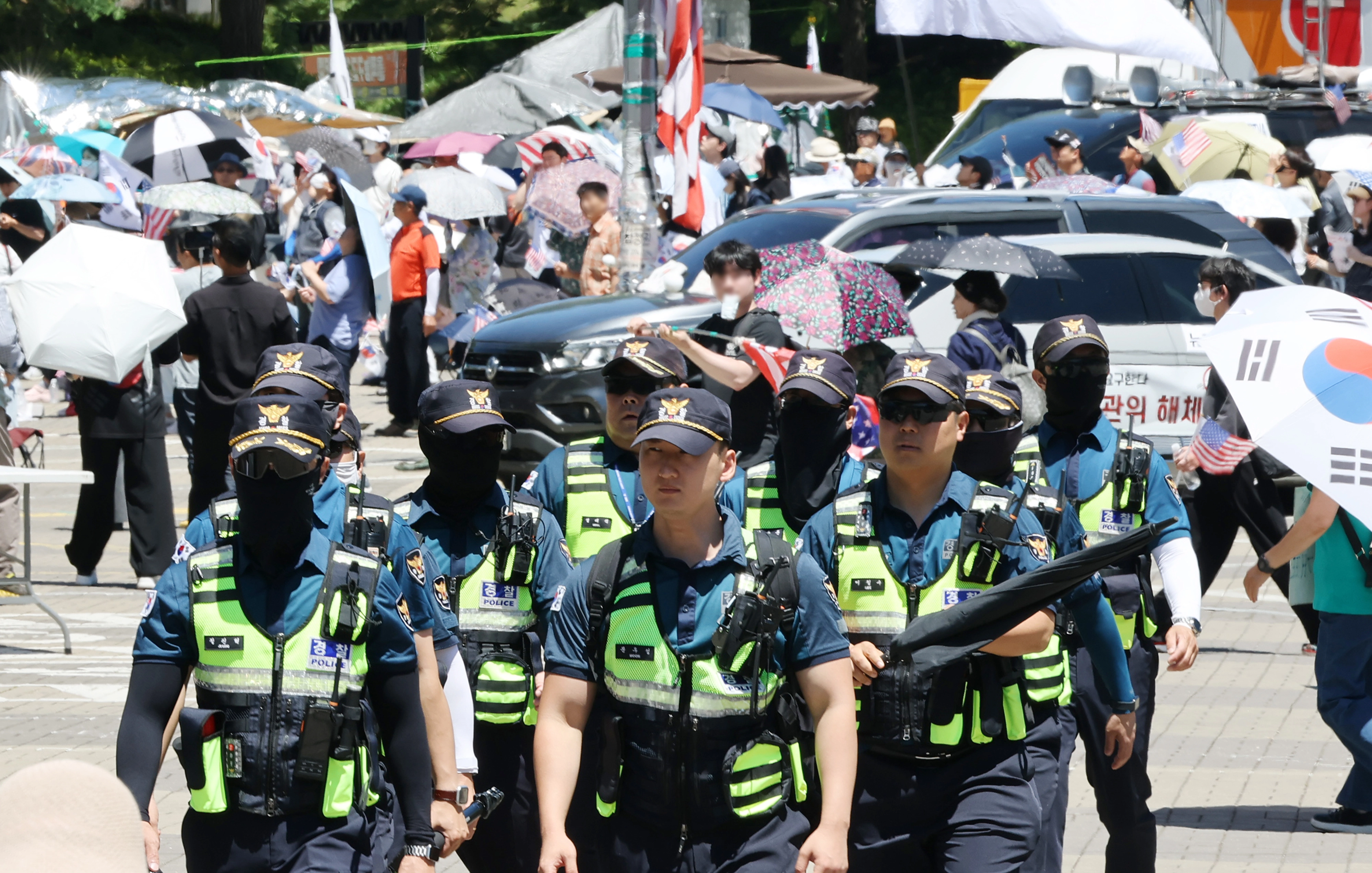 6·3 지방선거 투표용지 부족 사태로 인한 ‘개표소 봉쇄 시위’가 계속되고 있는 23일 서울 송파구 올림픽공원 핸드볼경기장 부근에서 경찰이 근무를 서고 있다. 2026.6.23 연합뉴스