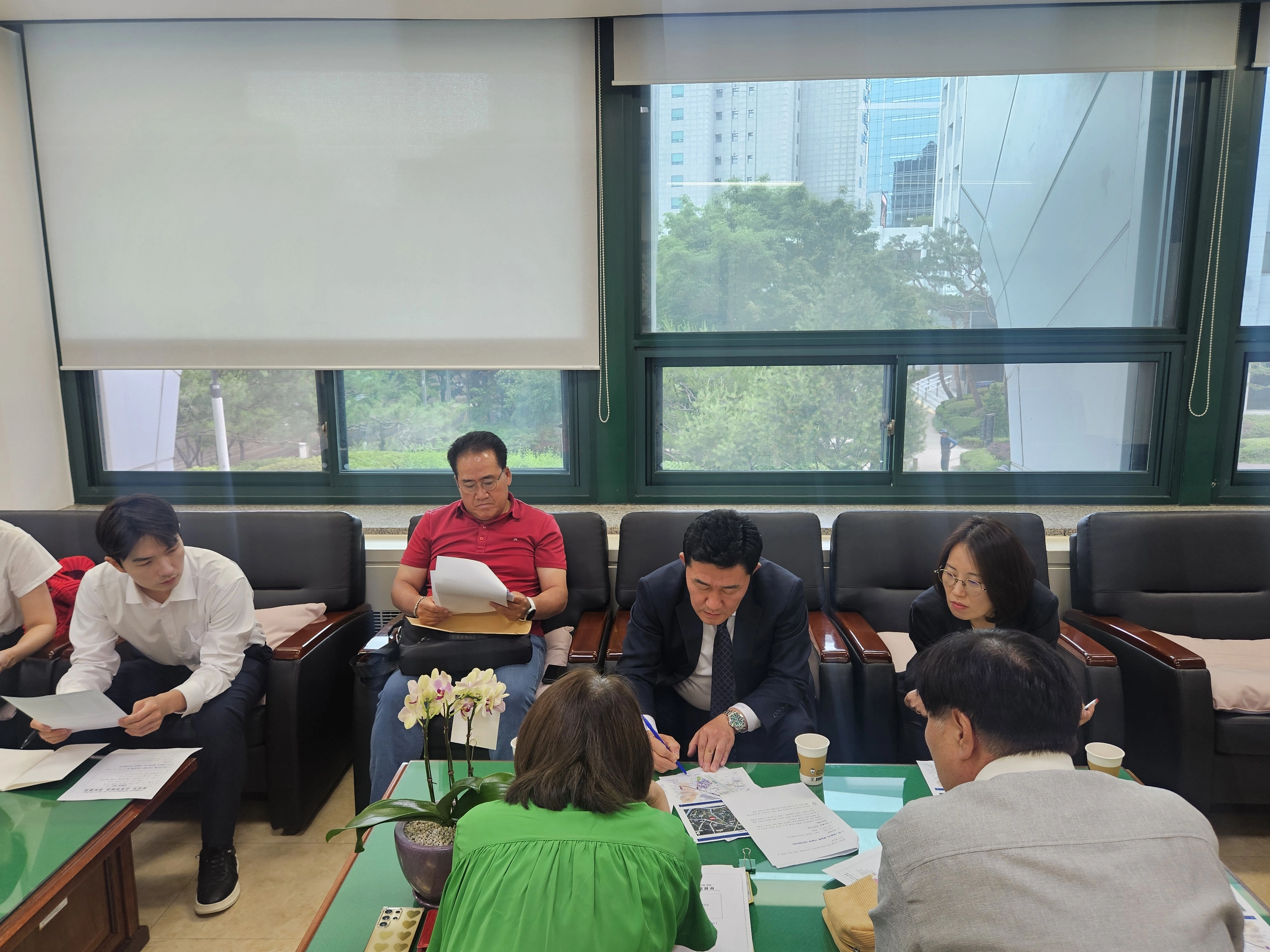 지난 22일 서울시의회에서 용답2구역 재개발 추진위원회와 간담회를 갖은 황철규 의원. 서울시의회 제공