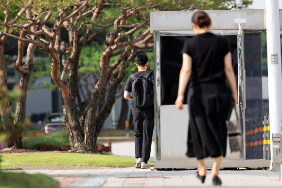 23일 오전 광주 광산구 오선동 삼성전자 그린시티1·2캠퍼스에서 검은 옷을 입은 직원들이 출근하고 있다.  삼성전자의 가전·TV·스마트폰 등을 담당하는 DX(디바이스경험) 부문 직원들은 직원 간 최대 100배에 달하는 성과급 격차가 발생하자 별도 노동조합(동행노조)을 만들어 이 같은 캠페인을 전국 사업장에서 이어가고 있다. 2026.6.23  연합뉴스