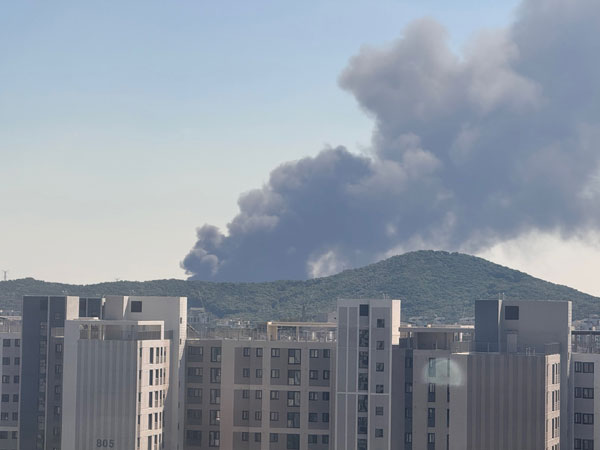 23일 경기 김포시 운양동의 한 물류창고에서 발생한 화재의 검은 연기가 파주시에서 관측되고 있다. 2026.06.23 뉴시스