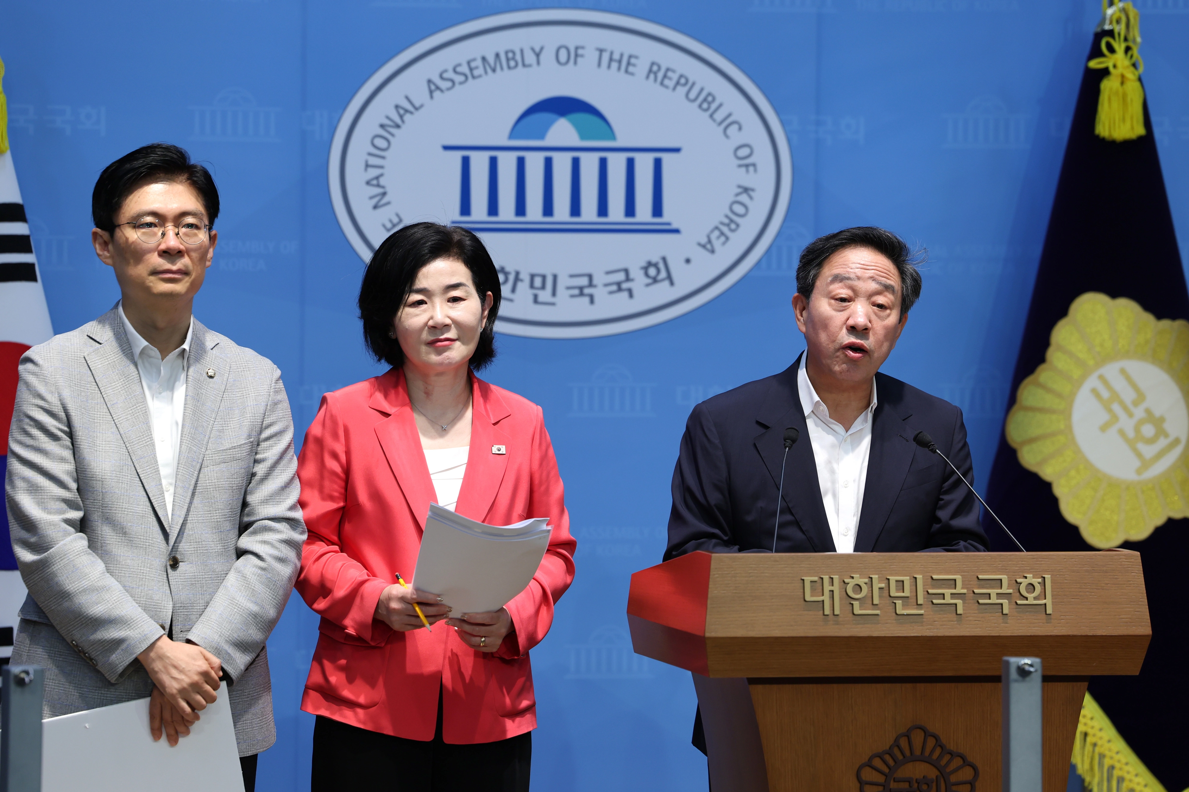 한성숙 국무총리 후보자 인사청문특별위원인 강승규, 김희정, 조정훈 국민의힘 의원이 23일 국회 소통관에서 한성숙 국무총리 후보자 인사청문회 관련 기자회견을 하고 있다.  뉴스1