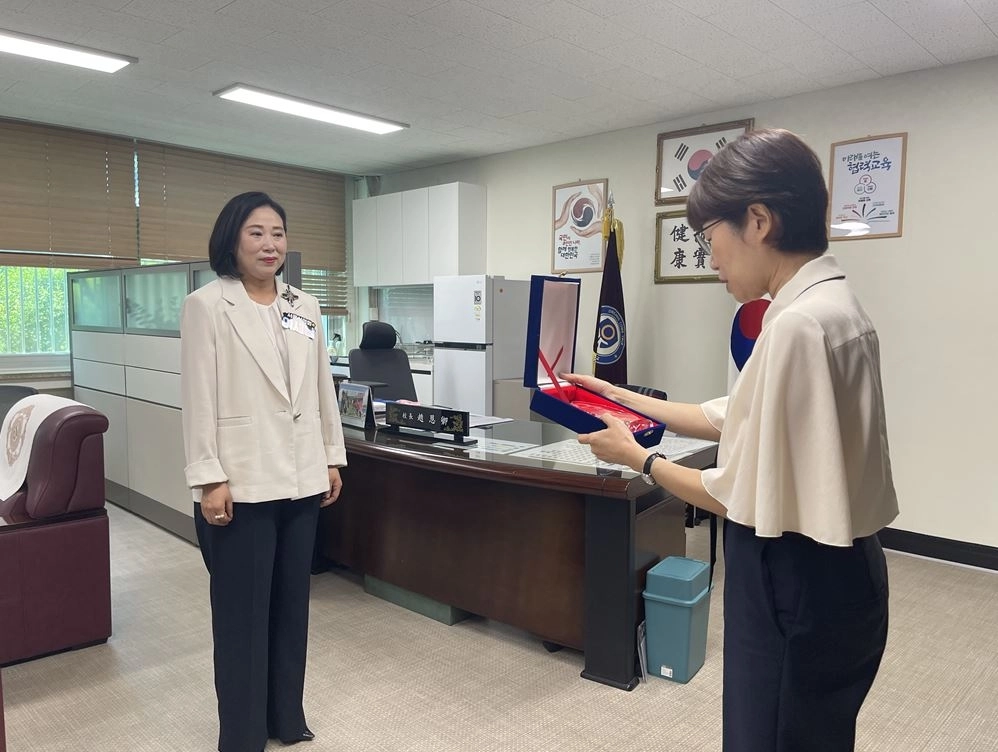 지난 23일 압구정고등학교로부터 감사패를 받은 이새날 의원(왼쪽). 서울시의회 제공