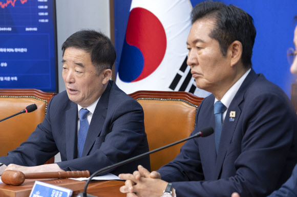 지방선거 결과 평가 두고 정청래 비판하는 강득구 최고위원