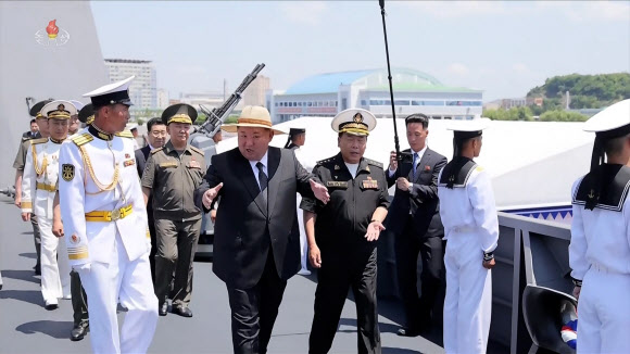 구축함 최현호에 승선한 김정은