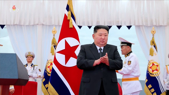 구축함 최현호 취역식 참석한 김정은
