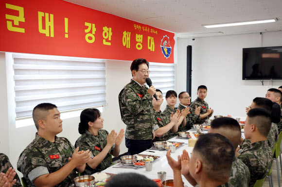 이재명 대통령이 24일 인천시 옹진군 해병대 연평부대에서 열린 장병들과의 오찬에서 격려사를 하고 있다. 2026.6.24 [청와대통신사진기자단] 연합뉴스
