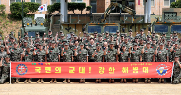 이재명 대통령이 24일 인천시 옹진군 해병대 연평부대에서 장병들과 기념 촬영을 하고 있다. 2026.6.24 [청와대통신사진기자단] 연합뉴스