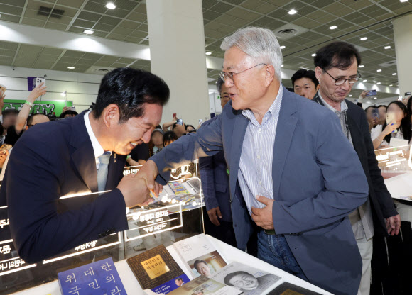 문재인 전 대통령과 인사 나누는 정청래