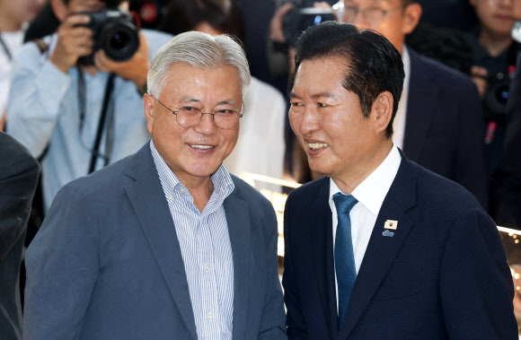 문재인 전 대통령과 대화하는 정청래