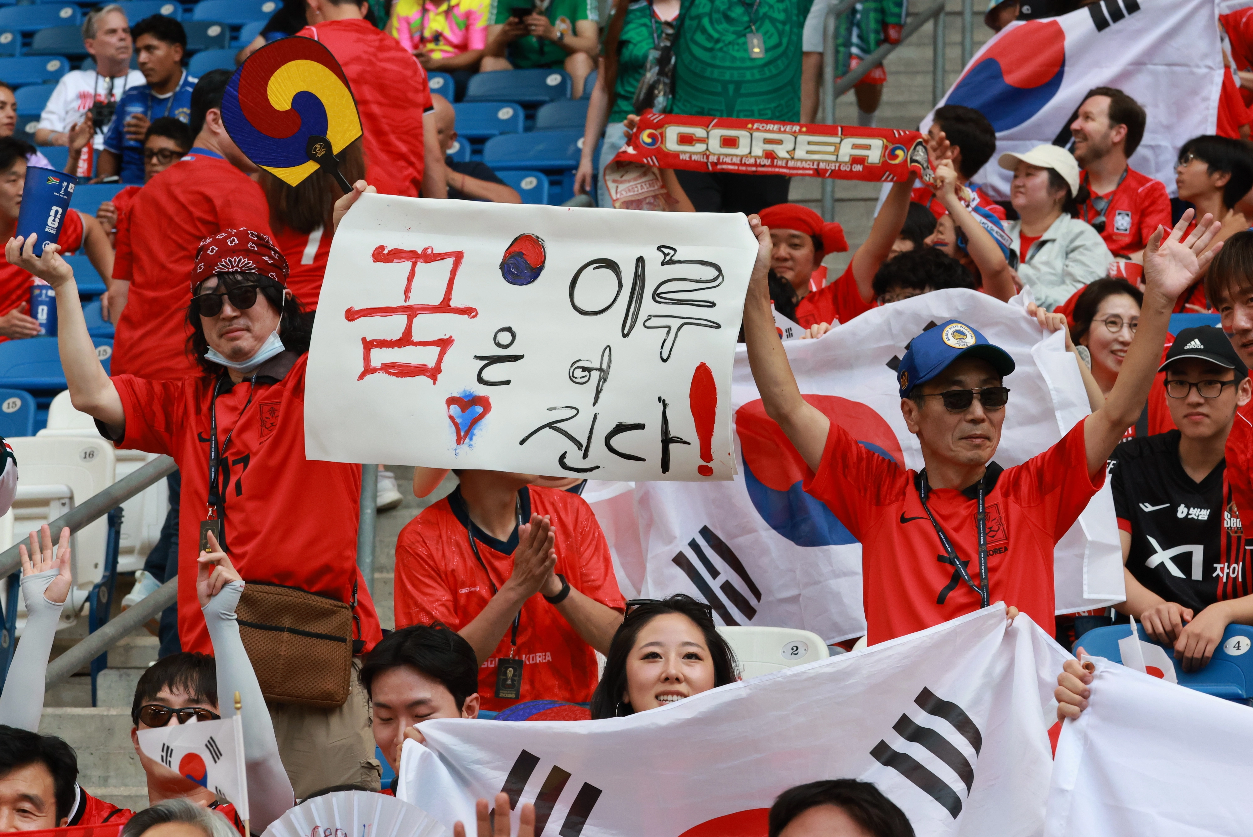 ‘꿈은 이루어 진다’  24일(현지시간) 멕시코 누에보 레온주에 위치한 몬테레이 스타디움에서 열린 2026 북중미 월드컵 A조 조별리그 3차전 대한민국과 남아프리카 공화국(남아공)의 경기를 찾은 대한민국 축구팬들이 ‘꿈은 이루어 진다’는 글귀를 펼쳐들고 있다. 2026.6.25 뉴스1