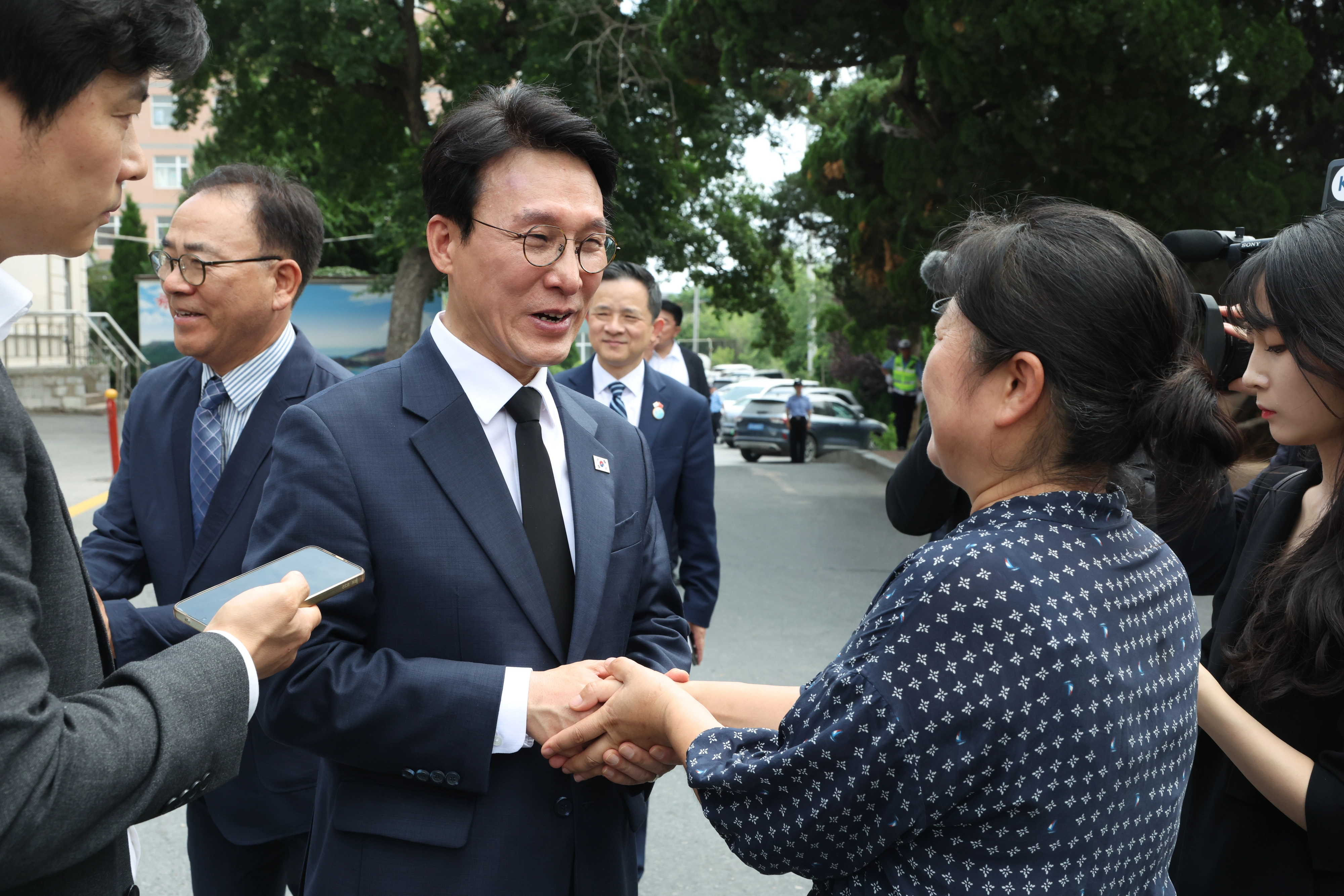 중국 관동법원 방문한 김민석 국무총리  김민석(가운데) 국무총리가 지난 24일 안중근 의사에게 사형이 선고된 중국 랴오닝성 다롄 관동법원을 방문해 관계자와 대화하고 있다.