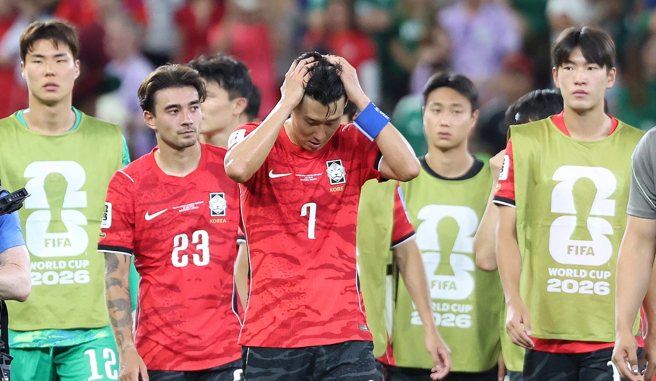아쉬운 캡틴 손흥민대한민국 축구국가대표팀 손흥민이 24일(현지시간) 멕시코 몬테레이 스타디움에서 열린 2026 북중미 월드컵 A조 조별리그 3차전 대한민국과 남아프리카 공화국의 경기에서 0-1로 패한 뒤 아쉬워 하고 있다.  2026.6.25 뉴스1