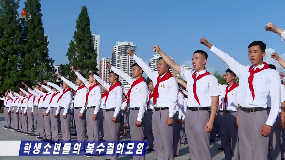 북한이 지난 23일 ‘6.25미제반대투쟁의 날’을 맞아 조국해방전쟁승리기념관 교양마당에서 학생소년들의 복수결의모임을 열었다고 조선중앙TV가 24일 보도했다. 2026.6.25  연합뉴스