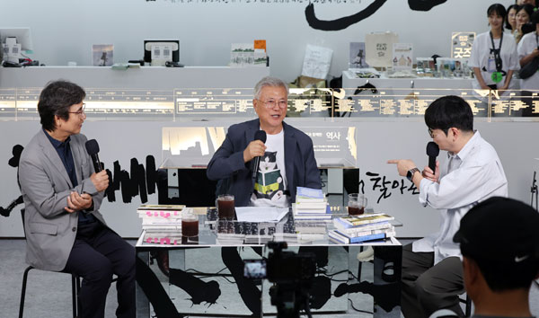 문재인 전 대통령(가운데)이 25일 서울 강남구 코엑스에서 열린 서울국제도서전 ‘돌베개·평산책방’에서 진행된 유시민 작가, 탁현민 전 청와대 의전비서관과 함께 하는 북토크에 참석해 발언하고 있다. 2026.6.25 뉴스1