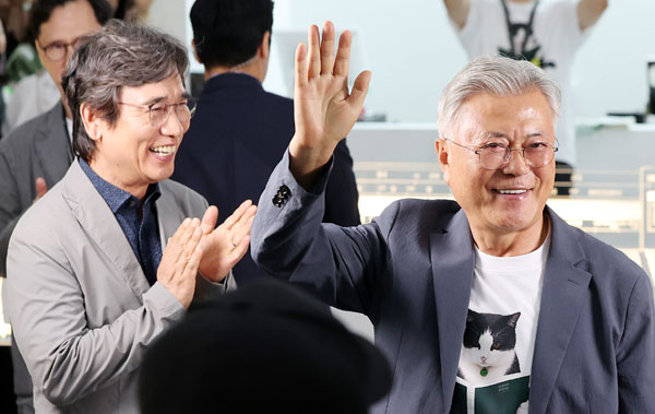문재인 전 대통령이 25일 서울 강남구 코엑스에서 열린 서울국제도서전 ‘돌베개·평산책방’에서 진행되는 유시민 작가, 탁현민 전 청와대 의전비서관과 함께 하는 북토크를 앞두고 시민들을 향해 인사하고 있다. 2026.6.25 뉴스1