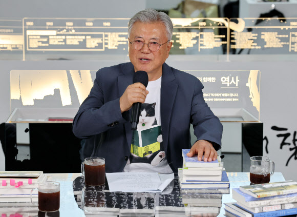 문재인 전 대통령이 25일 서울 강남구 코엑스 서울국제도서전 평산책방 부스에서 열린 북토크에서 인사말을 하고 있다. 2026.6.25  연합뉴스