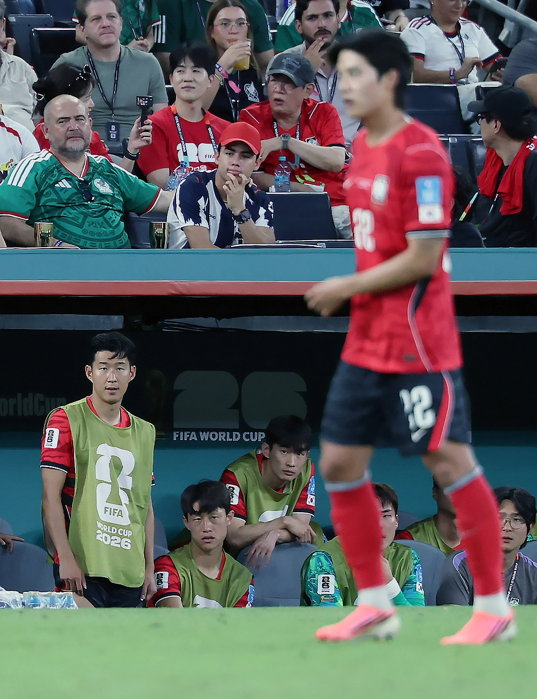 대한민국 축구국가대표팀 손흥민이 24일(현지시간) 멕시코 몬테레이 스타디움에서 열린 2026 북중미 월드컵 A조 조별리그 3차전 대한민국과 남아프리카 공화국의 경기에서 피치를 바라보고 있다. 2026.6.25 몬테레이(멕시코)=뉴스1