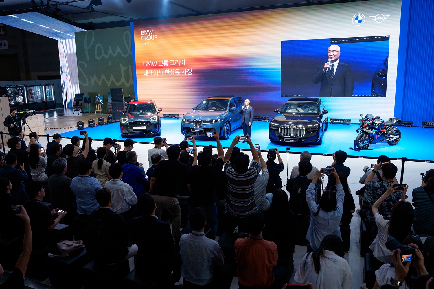 한상윤 BMW코리아 대표이사가 6일 부산 벡스코에서 열린 ‘2026 부산 모빌리티쇼’에서 전시된 차량을 소개하고 있다. 왼쪽부터 디 올-일렉트릭 MINI JCW 에이스맨, 더 뉴 BMW iX3, BMW 7시리즈 네로 루쏘 에디션, BMW M 1000 RR.
BMW코리아 제공