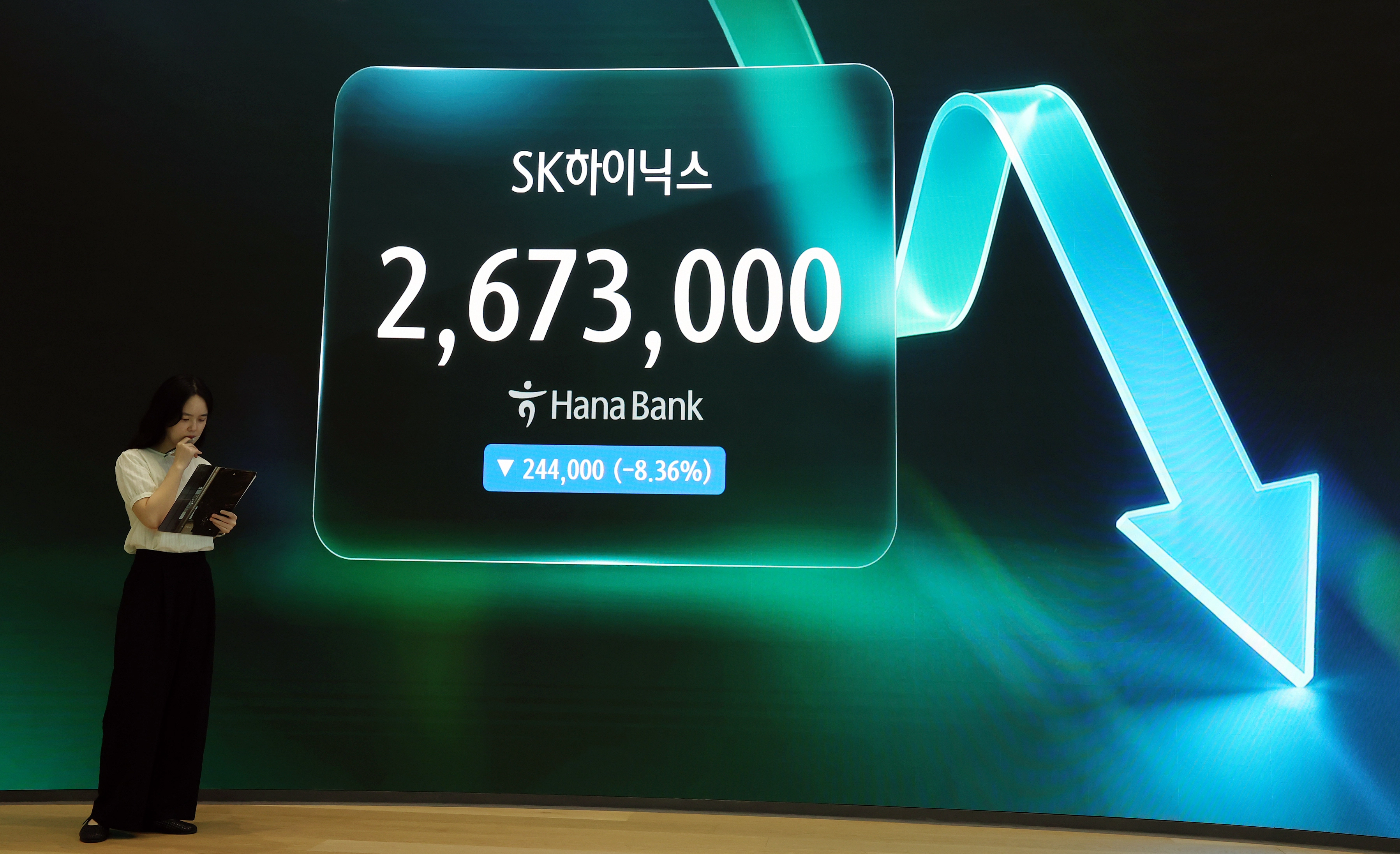 26일 오후 서울 중구 하나은행 본점 딜링룸에 SK 하이닉스 주가가 표시되고 있다. 이날 코스피는 전일 종가와 비교해 519.09포인트(5.81%) 하락한 8411.21로 장을 마감했다. 2026.6.26 뉴스1