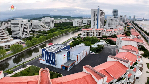 김정은 국무위원장이 지난 24일 원산갈마해안관광지구에 신설된 갈마관광철도역과 응급치료소를 현지지도했다고 조선중앙TV가 26일 보도했다. 사진은 응급치료소 전경. 2026.6.26. 조선중앙TV 화면·연합뉴스
