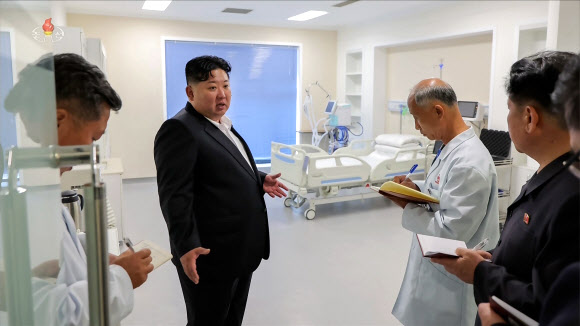 김정은 국무위원장이 지난 24일 원산갈마해안관광지구에 신설된 갈마관광철도역과 응급치료소를 현지지도했다고 조선중앙TV가 26일 보도했다. 사진은 김 위원장이 응급치료소를 돌아보는 모습. 2026.6.26. 조선중앙TV 화면·연합뉴스