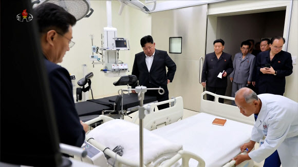 김정은 국무위원장이 지난 24일 원산갈마해안관광지구에 신설된 갈마관광철도역과 응급치료소를 현지지도했다고 조선중앙TV가 26일 보도했다. 사진은 김 위원장이 응급치료소를 돌아보는 모습. 2026.6.26. 조선중앙TV 화면·연합뉴스