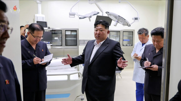김정은 국무위원장이 지난 24일 원산갈마해안관광지구에 신설된 갈마관광철도역과 응급치료소를 현지지도했다고 조선중앙TV가 26일 보도했다. 사진은 김 위원장이 응급치료소를 돌아보는 모습. 2026.6.26. 조선중앙TV 화면·연합뉴스