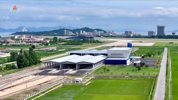 김정은 국무위원장이 지난 24일 원산갈마해안관광지구에 신설된 갈마관광철도역과 응급치료소를 현지지도했다고 조선중앙TV가 26일 보도했다. 사진은 갈마관광철도역 전경. 2026.6.26. 조선중앙TV 화면·연합뉴스