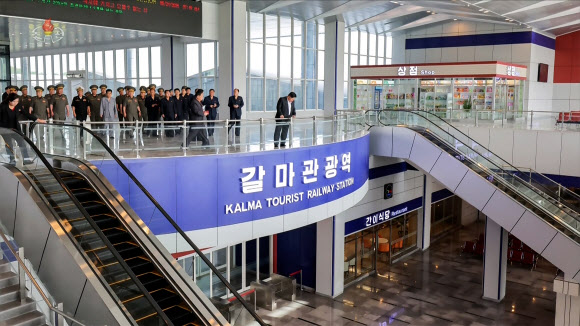 김정은 국무위원장이 지난 24일 원산갈마해안관광지구에 신설된 갈마관광철도역과 응급치료소를 현지지도했다고 조선중앙TV가 26일 보도했다. 김 위원장이 갈마관광철도역을 돌아보며 시공 및 운영 준비 상황을 점검하는 모습. 2026.6.26. 조선중앙TV 화면·연합뉴스