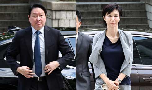 최태원(왼쪽) SK그룹 회장과 노소영(오른쪽) 아트센터 나비 관장이 26일 서울 서초구 서울중앙지방법원에서 열린 재산 분할 파기환송심 2차 변론기일에 출석하기 위해 법정으로 향하고 있다. 2026.6.26 연합뉴스